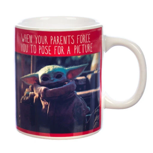 Star Wars: The Mandalorian™ The Child™ Grogu™ Baby Yoda Pose For A Picture Mug, 16 Oz. -Hario Store MU9QPLSTW